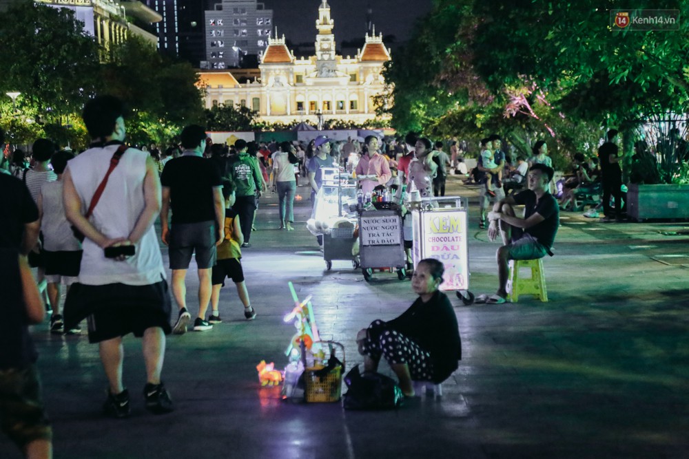 Còn đâu phố đi bộ Nguyễn Huệ: Hàng rong bủa vây, ghế nhựa tràn lan lối đi cho khách ngồi ăn uống - Ảnh 1. Còn đâu phố đi bộ Nguyễn Huệ: Hàng rong bủa vây, ghế nhựa tràn lan lối đi cho khách ngồi ăn uống - Ảnh 1.