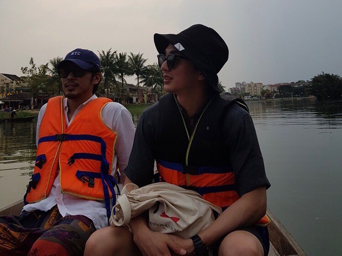 Tiểu So Ji Sub Yoo Seung Ho khoe ảnh vi vu Đà Nẵng lên Instagram, thích thú trải nghiệm đi xích lô và thuyền - Ảnh 4.