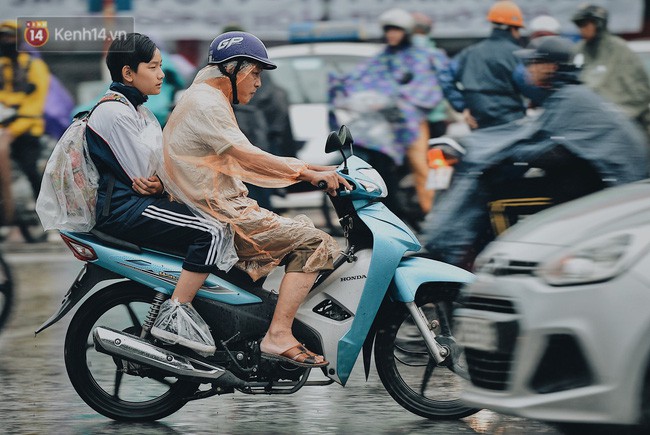 Miền Bắc nắng nóng trước khi đón gió mùa, chuyển mưa lạnh vào đêm nay - Ảnh 1.