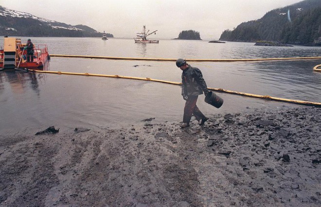 Sau 30 năm, những bức ảnh từ thảm họa tràn dầu Exxon Valdez vẫn còn gây ám ảnh - Ảnh 17.