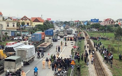 Ám ảnh vụ xe khách đâm vào đoàn người đưa tang: Nước mắt người ở lại! - Ảnh 7.