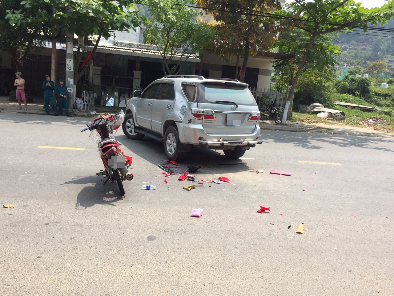Đà Nẵng: Tông vào ô tô, 2 học sinh 17 tuổi chạy xe máy bị thương - Ảnh 1. Đà Nẵng: Tông vào ô tô, 2 học sinh 17 tuổi chạy xe máy bị thương - Ảnh 1.