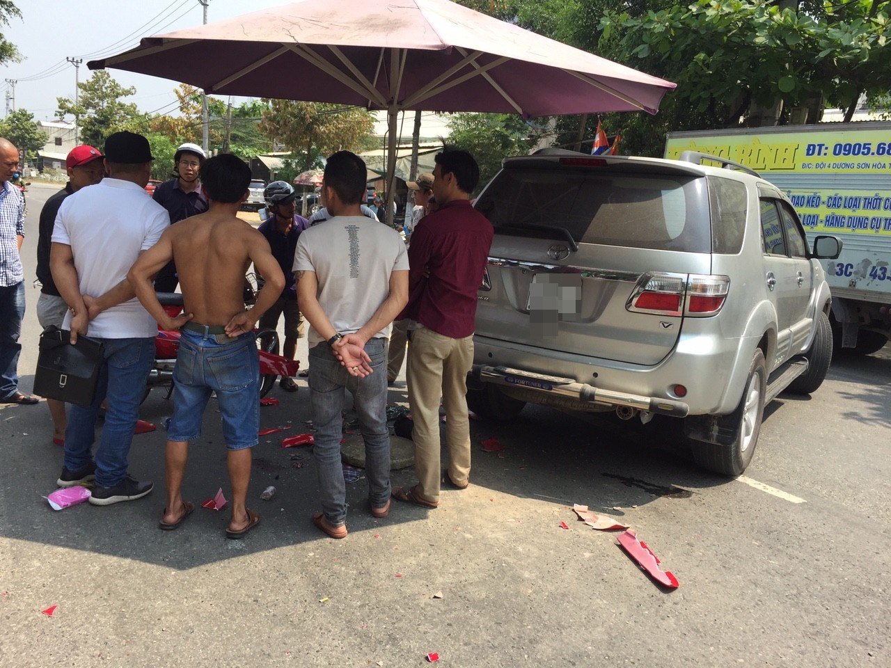 Đà Nẵng: Tông vào ô tô, 2 học sinh 17 tuổi chạy xe máy bị thương - Ảnh 2. Đà Nẵng: Tông vào ô tô, 2 học sinh 17 tuổi chạy xe máy bị thương - Ảnh 2.