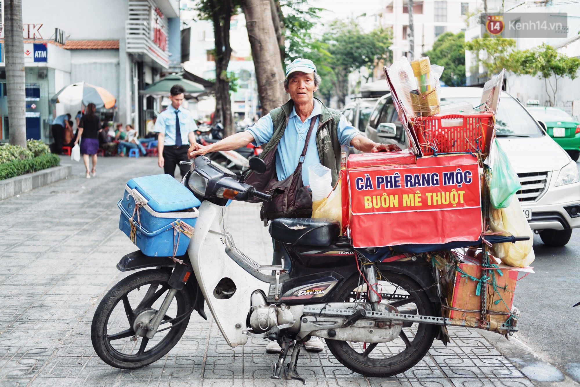 Chuyện đời của người cha sau tấm bảng thông báo đầy tự hào: Vợ mất, phải bán nhà để có tiền cho 2 cô con gái ăn học bên đất Mỹ - Ảnh 4.