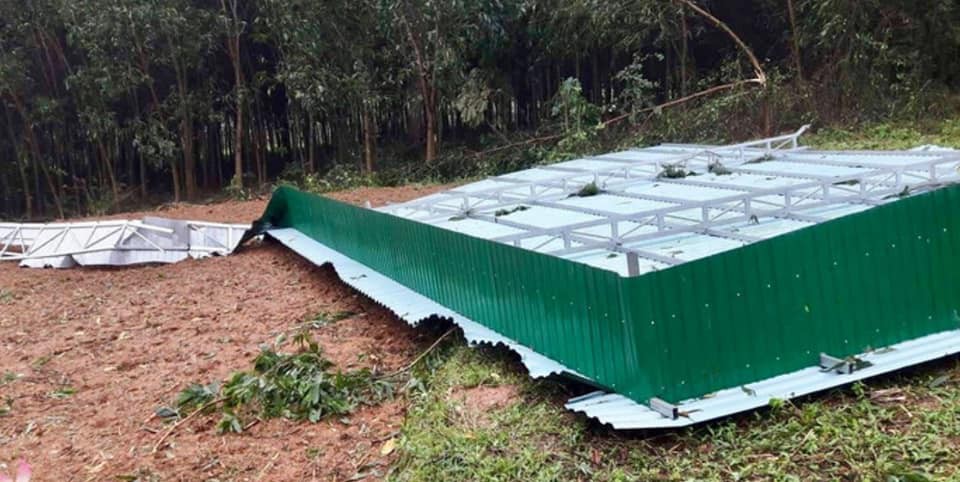 Nghệ An: 40 nhà dân bị tốc mái do lốc xoáy - Ảnh 1. Nghệ An: 40 nhà dân bị tốc mái do lốc xoáy - Ảnh 1.