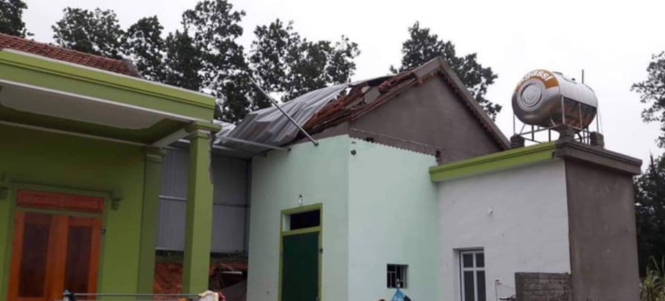 Nghệ An: 40 nhà dân bị tốc mái do lốc xoáy - Ảnh 2. Nghệ An: 40 nhà dân bị tốc mái do lốc xoáy - Ảnh 2.