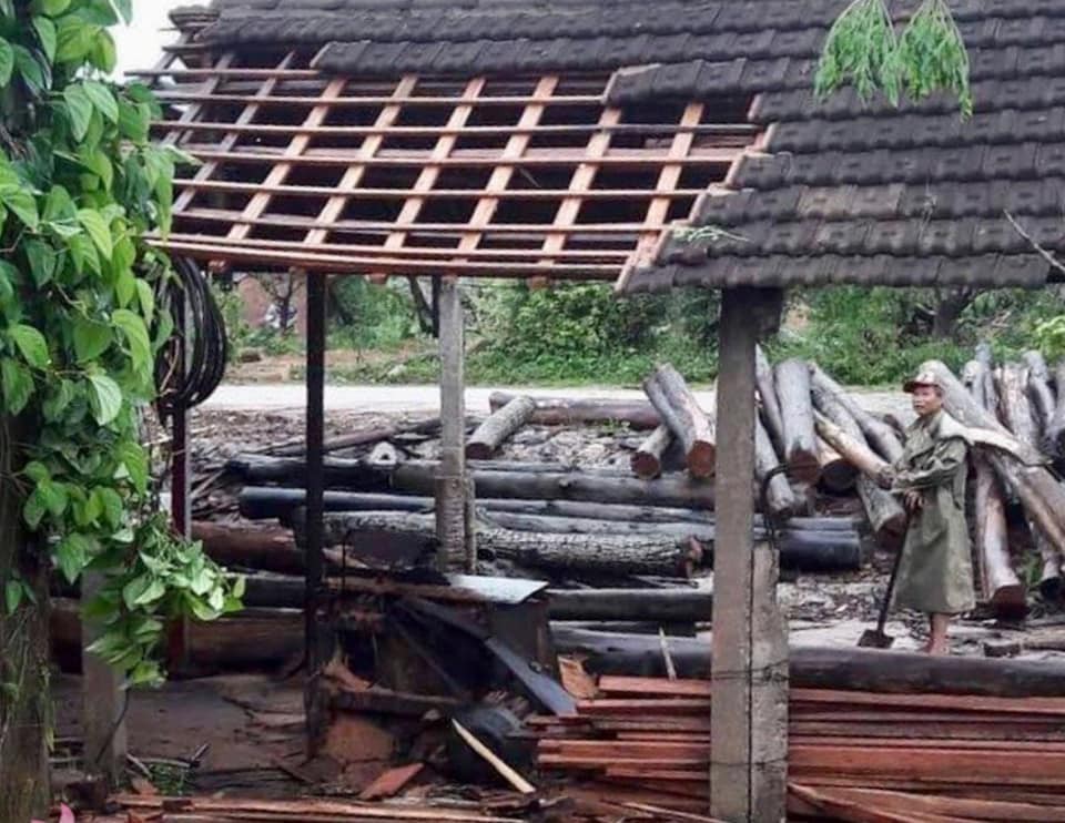 Nghệ An: 40 nhà dân bị tốc mái do lốc xoáy - Ảnh 3. Nghệ An: 40 nhà dân bị tốc mái do lốc xoáy - Ảnh 3.