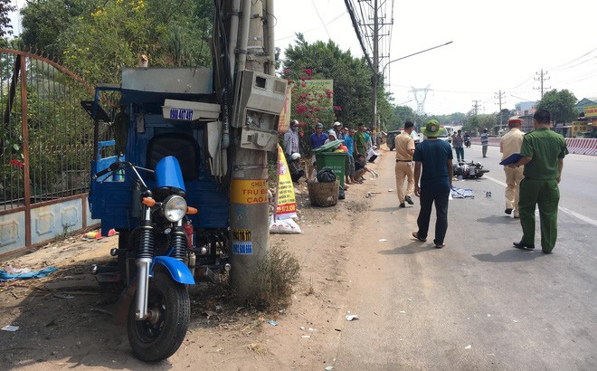 Người mẹ gào khóc thảm thiết bên thi thể con trai đi ngược chiều bị tai nạn tử vong - Ảnh 1.