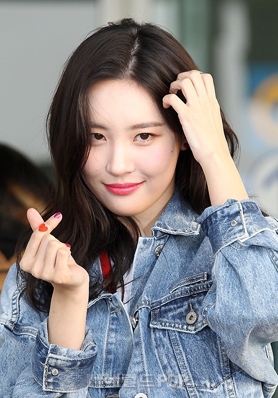 Qu&acirc;n đo&agrave;n idol si&ecirc;u hot đổ bộ s&acirc;n bay: Mỹ nh&acirc;n Black Pink g&acirc;y b&atilde;o v&igrave; xuất thần, Yoochun lộ diện sau scandal t&igrave;nh cảm - Ảnh 12.