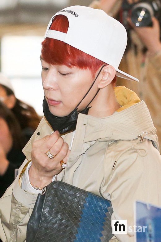 Qu&acirc;n đo&agrave;n idol si&ecirc;u hot đổ bộ s&acirc;n bay: Mỹ nh&acirc;n Black Pink g&acirc;y b&atilde;o v&igrave; xuất thần, Yoochun lộ diện sau scandal t&igrave;nh cảm - Ảnh 17.