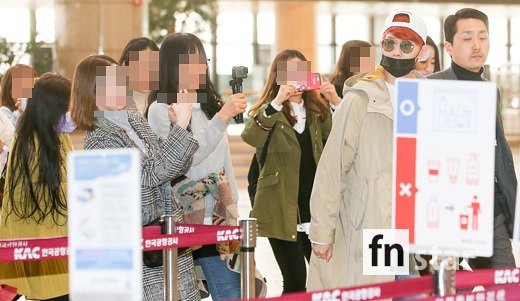 Qu&acirc;n đo&agrave;n idol si&ecirc;u hot đổ bộ s&acirc;n bay: Mỹ nh&acirc;n Black Pink g&acirc;y b&atilde;o v&igrave; xuất thần, Yoochun lộ diện sau scandal t&igrave;nh cảm - Ảnh 14.