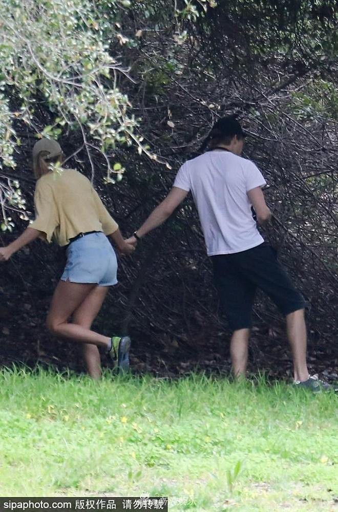 Bị paparazzi làm phiền, Taylor Swift nắm tay bạn trai chui tọt vào rừng trốn  - Ảnh 4.