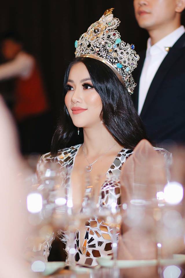 Gương mặt ngày càng khác lạ, nghi can thiệp thẩm mỹ của Phương Khánh sau 4 tháng đăng quang Hoa hậu - Ảnh 3.