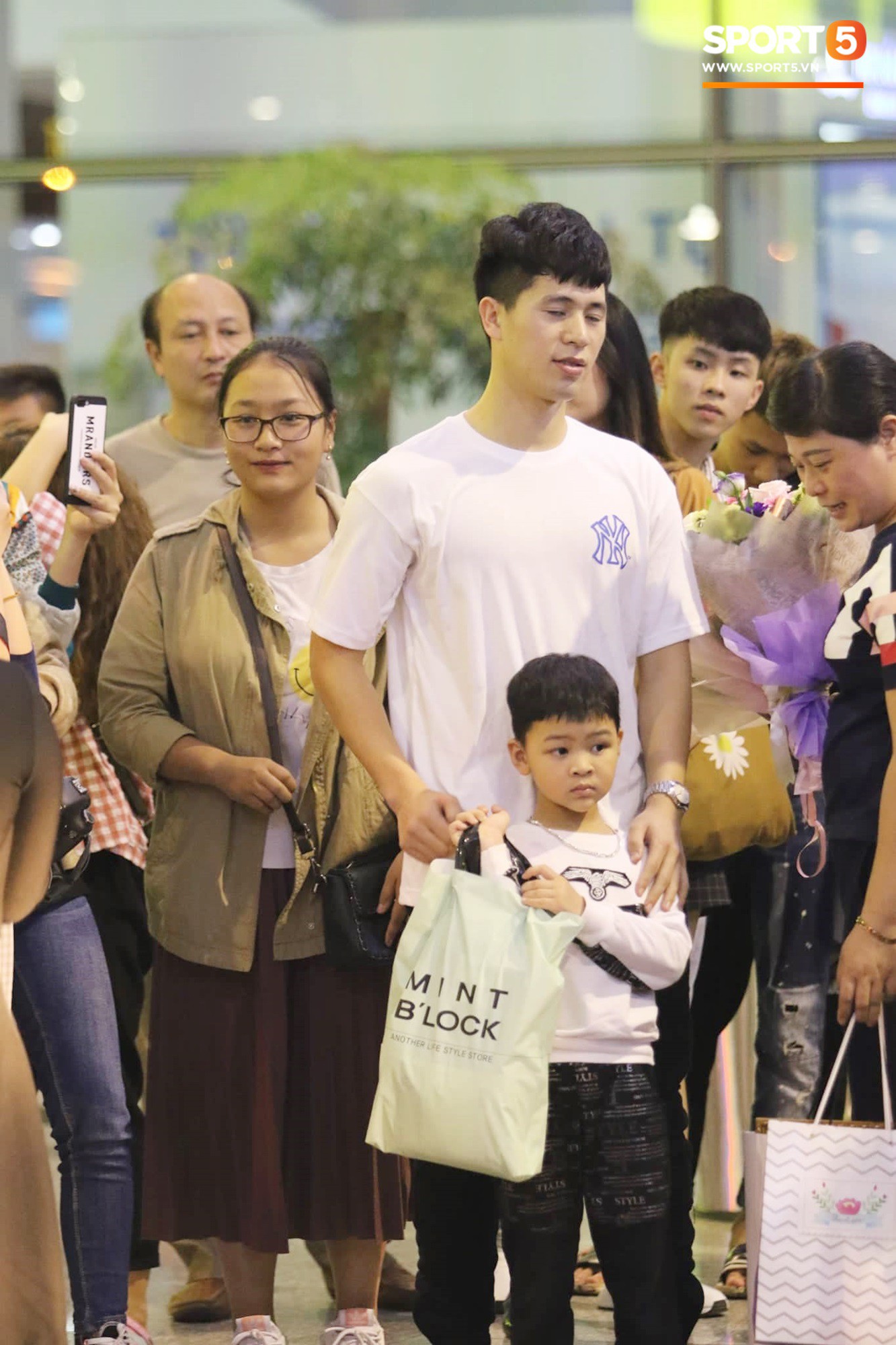 Trở về sau 3 tháng dưỡng thương tại Hàn Quốc, Đình Trọng khiến sân bay Nội Bài náo loạn lúc nửa đêm - Ảnh 4. Trở về sau 3 tháng dưỡng thương tại Hàn Quốc, Đình Trọng khiến sân bay Nội Bài náo loạn lúc nửa đêm - Ảnh 4.