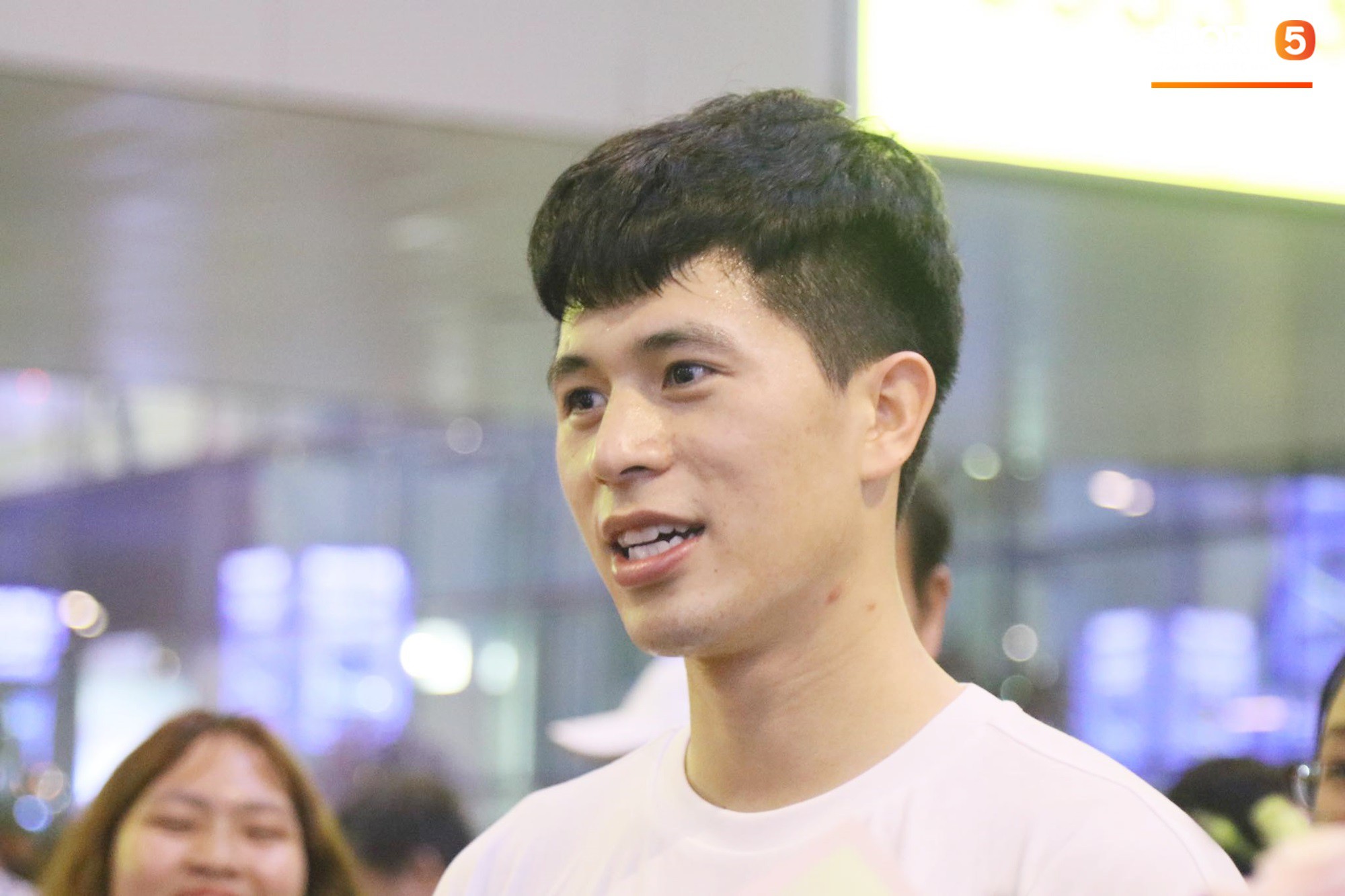 Trở về sau 3 tháng dưỡng thương tại Hàn Quốc, Đình Trọng khiến sân bay Nội Bài náo loạn lúc nửa đêm - Ảnh 8. Trở về sau 3 tháng dưỡng thương tại Hàn Quốc, Đình Trọng khiến sân bay Nội Bài náo loạn lúc nửa đêm - Ảnh 8.