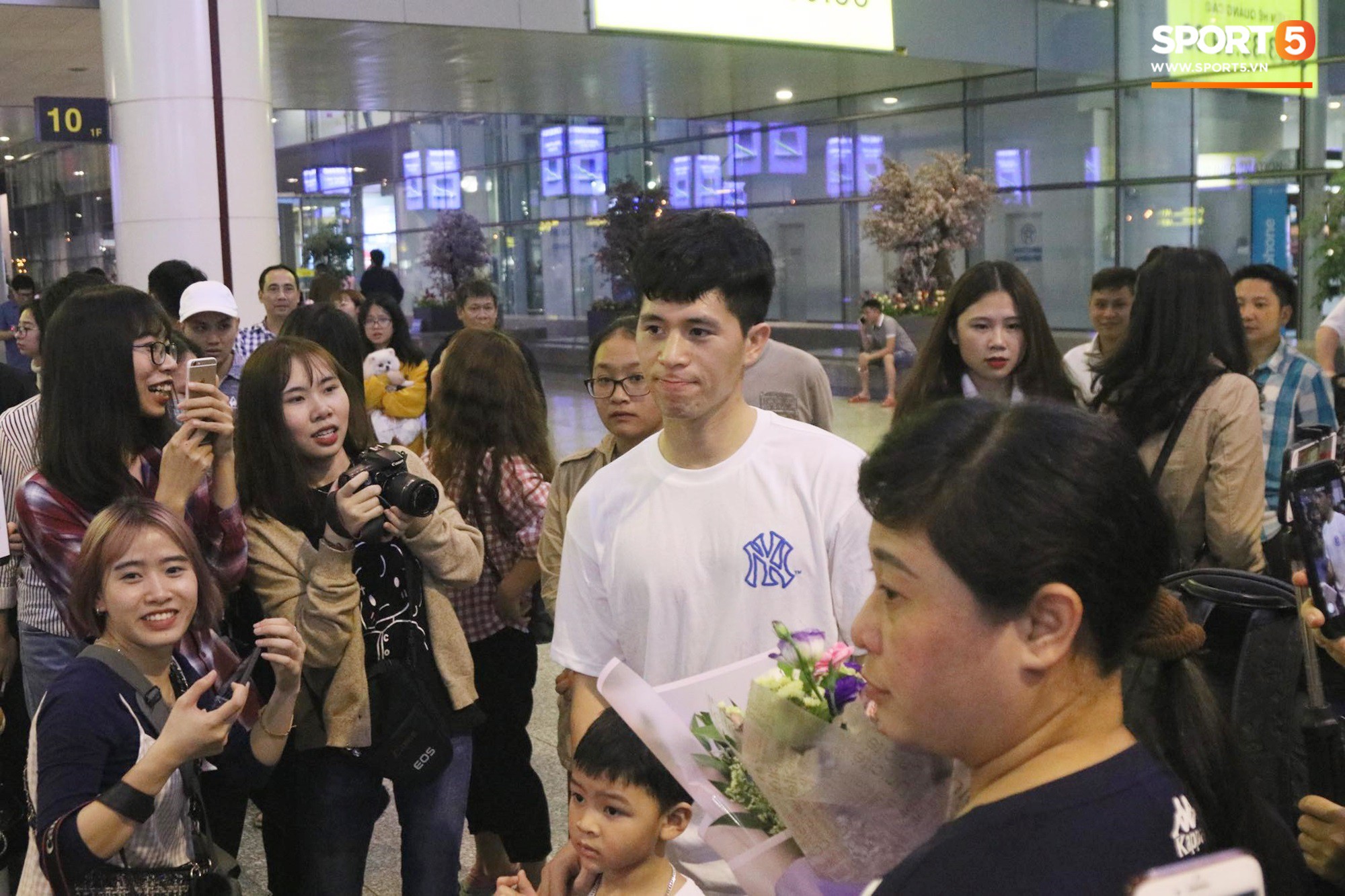 Trở về sau 3 tháng dưỡng thương tại Hàn Quốc, Đình Trọng khiến sân bay Nội Bài náo loạn lúc nửa đêm - Ảnh 2. Trở về sau 3 tháng dưỡng thương tại Hàn Quốc, Đình Trọng khiến sân bay Nội Bài náo loạn lúc nửa đêm - Ảnh 2.