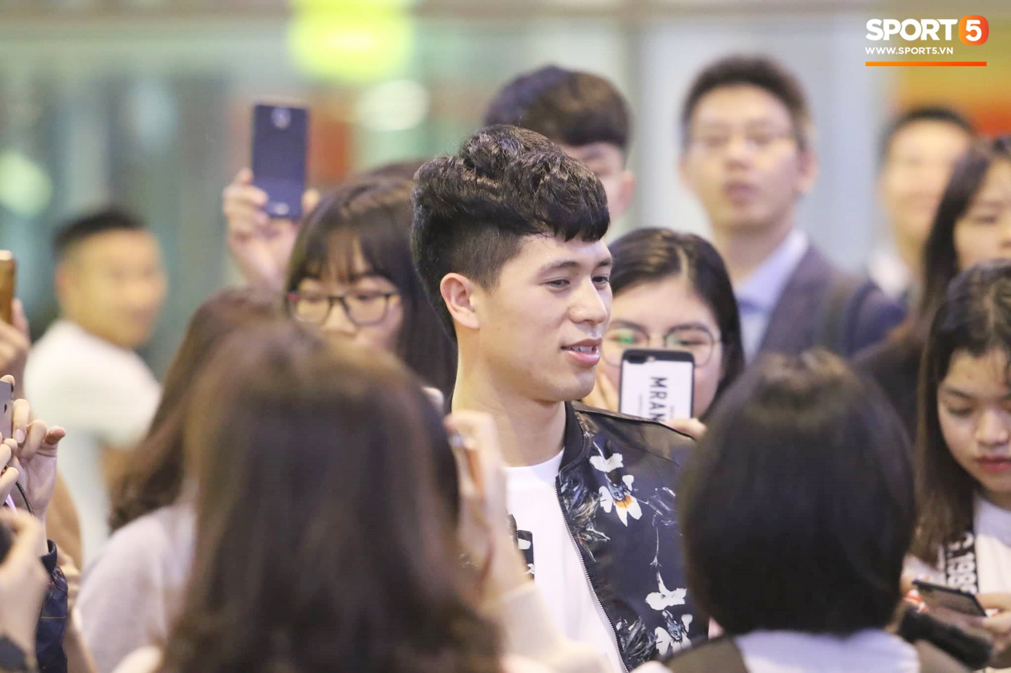 Trở về sau 3 tháng dưỡng thương tại Hàn Quốc, Đình Trọng khiến sân bay Nội Bài náo loạn lúc nửa đêm - Ảnh 6. Trở về sau 3 tháng dưỡng thương tại Hàn Quốc, Đình Trọng khiến sân bay Nội Bài náo loạn lúc nửa đêm - Ảnh 6.