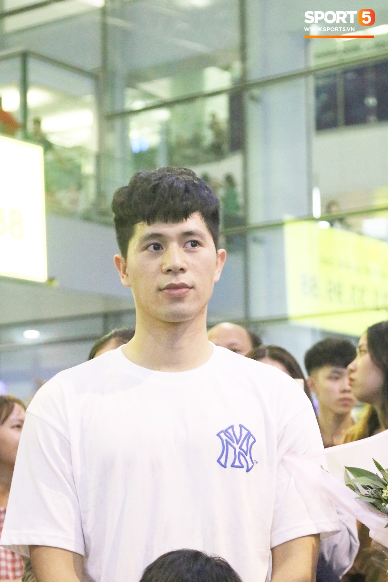 Trở về sau 3 tháng dưỡng thương tại Hàn Quốc, Đình Trọng khiến sân bay Nội Bài náo loạn lúc nửa đêm - Ảnh 9. Trở về sau 3 tháng dưỡng thương tại Hàn Quốc, Đình Trọng khiến sân bay Nội Bài náo loạn lúc nửa đêm - Ảnh 9.