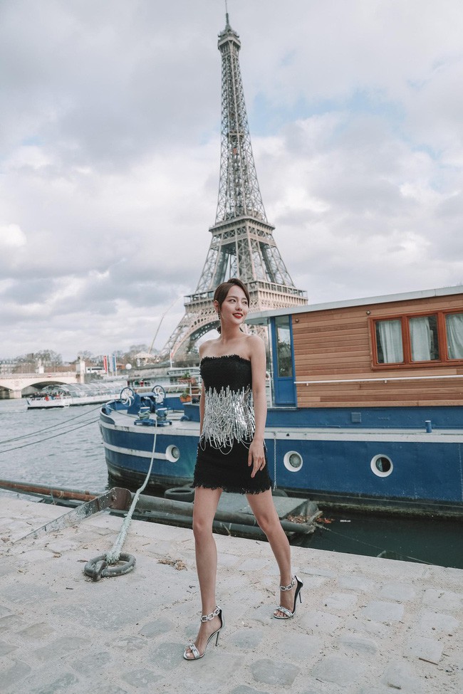 Không hổ danh là mỹ nhân đẹp nhất Diên Hi, Trương Gia Nghê hút mọi ánh nhìn tại Tuần lễ thời trang Paris - Ảnh 1.