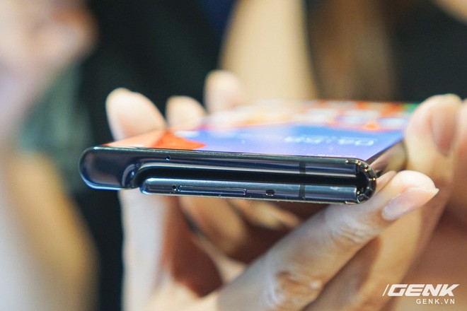 Huawei Mate X đầu tiên về Việt Nam: Soi gương cực nhanh, có chỗ giấu tiền và giá thì có 60 triệu - Ảnh 8.
