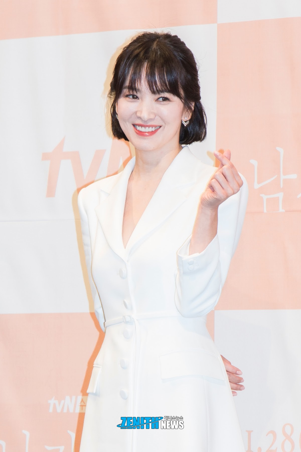 Giáo sư nổi tiếng trả lời câu hỏi của vạn người: Song Hye Kyo có gì khác so với các nữ diễn viên trong ngành giải trí? - Ảnh 2. Giáo sư nổi tiếng trả lời câu hỏi của vạn người: Song Hye Kyo có gì khác so với các nữ diễn viên trong ngành giải trí? - Ảnh 2.