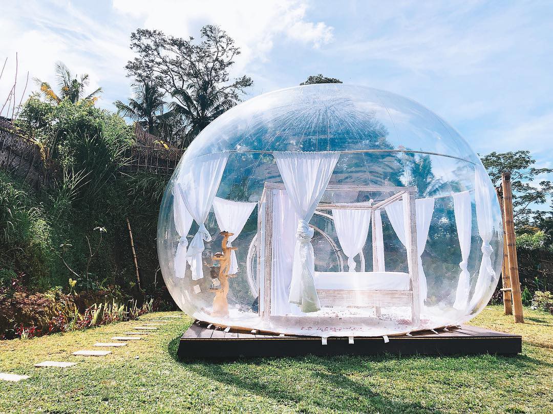 Bubble hotel. Bubble отели на Бали. Отель прозрачный шар. Дом в виде шара прозрачный. Стеклянный дом шар.