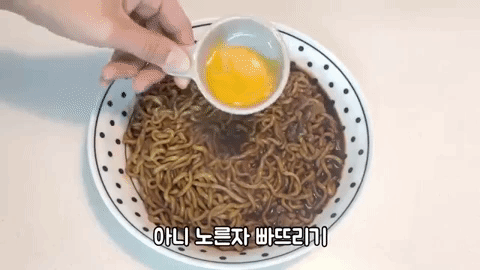 Học Nữ ho&agrave;ng l&ograve;ng b&ograve; nướng Hwasa c&ocirc;ng thức chế biến m&oacute;n m&igrave; Truffle đang g&acirc;y sốt - Ảnh 5.