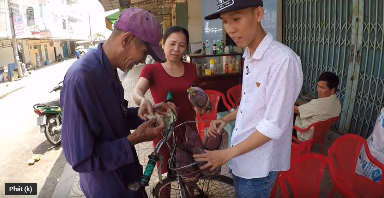 Ông cụ 83 tuổi lưng còng, rong ruổi đạp xe hơn 20km đi bán chuối để kiếm tiền nuôi vợ khiến nhiều người nhói lòng - Ảnh 5. Ông cụ 83 tuổi lưng còng, rong ruổi đạp xe hơn 20km đi bán chuối để kiếm tiền nuôi vợ khiến nhiều người nhói lòng - Ảnh 5.