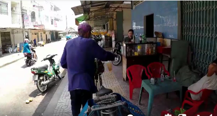 Ông cụ 83 tuổi lưng còng, rong ruổi đạp xe hơn 20km đi bán chuối để kiếm tiền nuôi vợ khiến nhiều người nhói lòng - Ảnh 4. Ông cụ 83 tuổi lưng còng, rong ruổi đạp xe hơn 20km đi bán chuối để kiếm tiền nuôi vợ khiến nhiều người nhói lòng - Ảnh 4.