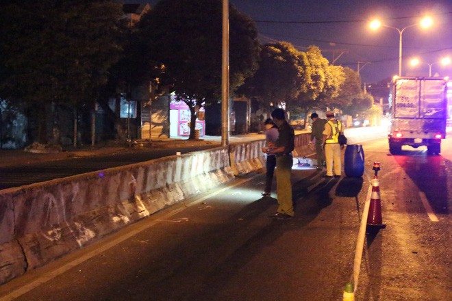 Người đàn ông nằm chết trên đường sau tiếng động lớn - Ảnh 2.