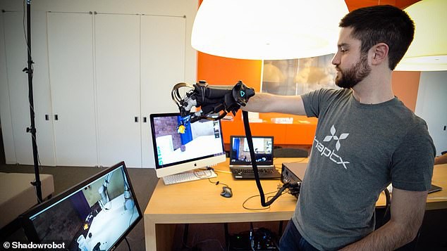 Xa mặt c&aacute;ch l&ograve;ng khi y&ecirc;u xa sẽ kh&ocirc;ng c&ograve;n l&agrave; vấn đề nếu thứ n&agrave;y trở n&ecirc;n phổ biến trong tương lai - Ảnh 1.