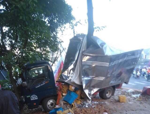 Hai xe lao vào nhau giữa ngã tư, hàng chục hành khách hoảng loạn kêu cứu - Ảnh 4.