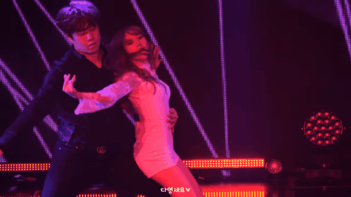 Netizen dậy sóng, nghi ngờ thành viên WJSN bị nam vũ công lợi dụng sàm sỡ giữa lúc biểu diễn - Ảnh 2.