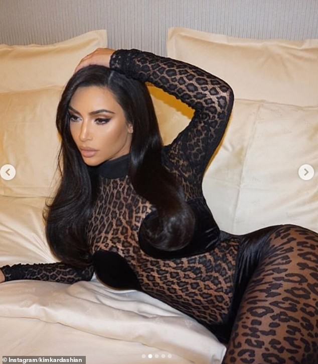 Kim Kardashian lại đốt mắt dân tình với bộ đồ xuyên thấu nóng bỏng khoe 100% đường cong - Ảnh 3.