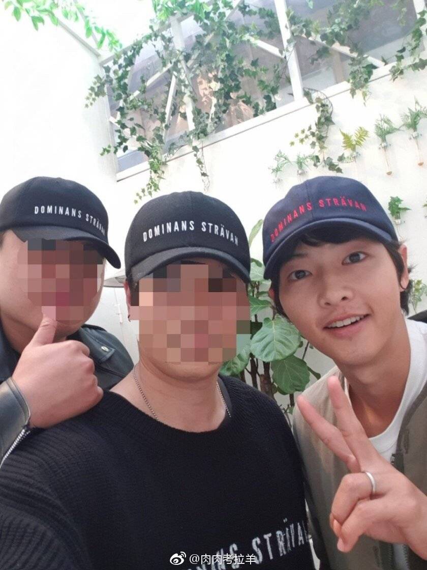 Khi truyền thông đua nhau đưa tin Song Song ly dị, Song Joong Ki đang ở nơi này với diện mạo khiến fan ngã ngửa - Ảnh 5. Khi truyền thông đua nhau đưa tin Song Song ly dị, Song Joong Ki đang ở nơi này với diện mạo khiến fan ngã ngửa - Ảnh 5.