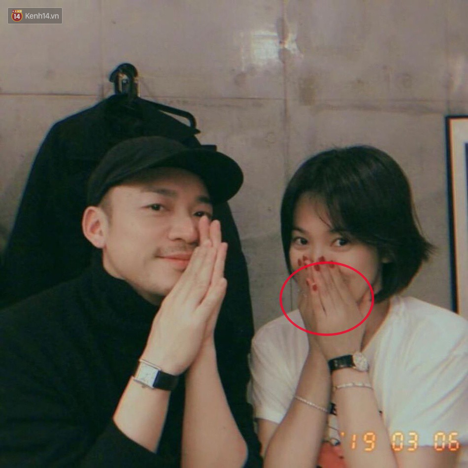Song Joong Ki và Song Hye Kyo vẫn nhất quyết không chịu đeo nhẫn cưới khi tương tác với truyền thông - Ảnh 4. Song Joong Ki và Song Hye Kyo vẫn nhất quyết không chịu đeo nhẫn cưới khi tương tác với truyền thông - Ảnh 4.