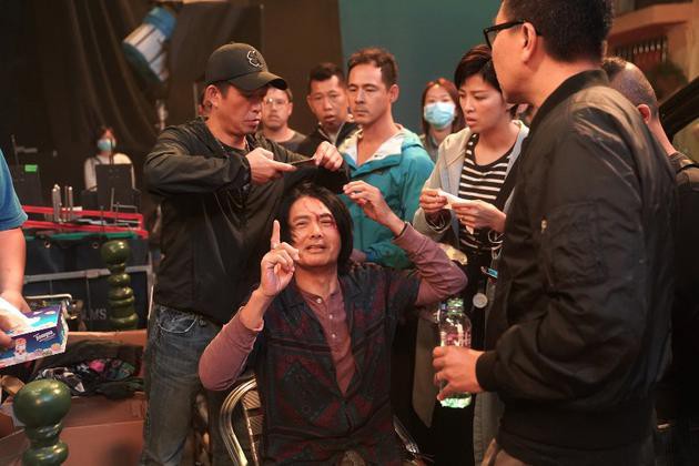Châu Nhuận Phát gặp tai nạn chảy máu đầu tung toé giữa phim trường, nhưng điều mà netizen Trung phản ứng mới bất ngờ - Ảnh 4.