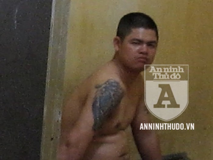 [CLIP] Cảnh sát khống chế đối tượng ngáo đá hung hãn, đòi yêu người phụ nữ hơn 16 tuổi - Ảnh 2.