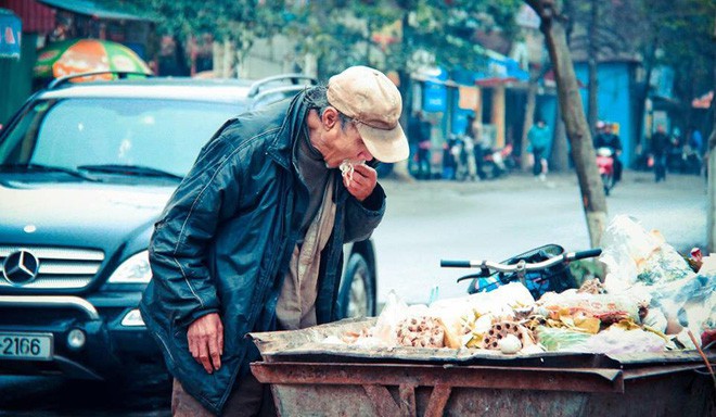 Nỗi ám ảnh suốt 9 năm của tác giả bức ảnh: Cụ ông bới xe rác tìm đồ ăn - Ảnh 1. Nỗi ám ảnh suốt 9 năm của tác giả bức ảnh: Cụ ông bới xe rác tìm đồ ăn - Ảnh 1.
