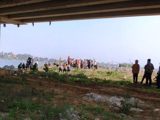 Nghi buồn chuyện t&igrave;nh cảm, nữ sinh nhảy cầu tự tử - Ảnh 1.