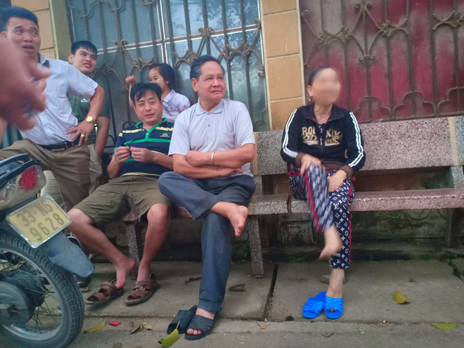 Người dân bàn tán xôn xao về sự việc.