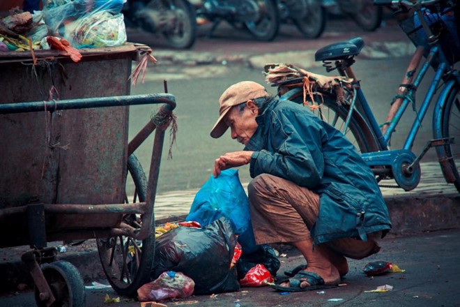 Nỗi ám ảnh suốt 9 năm của tác giả bức ảnh: Cụ ông bới xe rác tìm đồ ăn - Ảnh 3. Nỗi ám ảnh suốt 9 năm của tác giả bức ảnh: Cụ ông bới xe rác tìm đồ ăn - Ảnh 3.