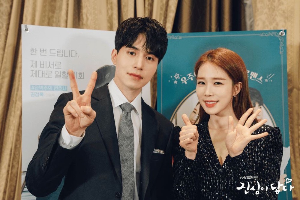 Lee Dong Wook dùng son dưỡng đắt gấp đôi son của Yoo In  Na trong phim mới - Ảnh 1.