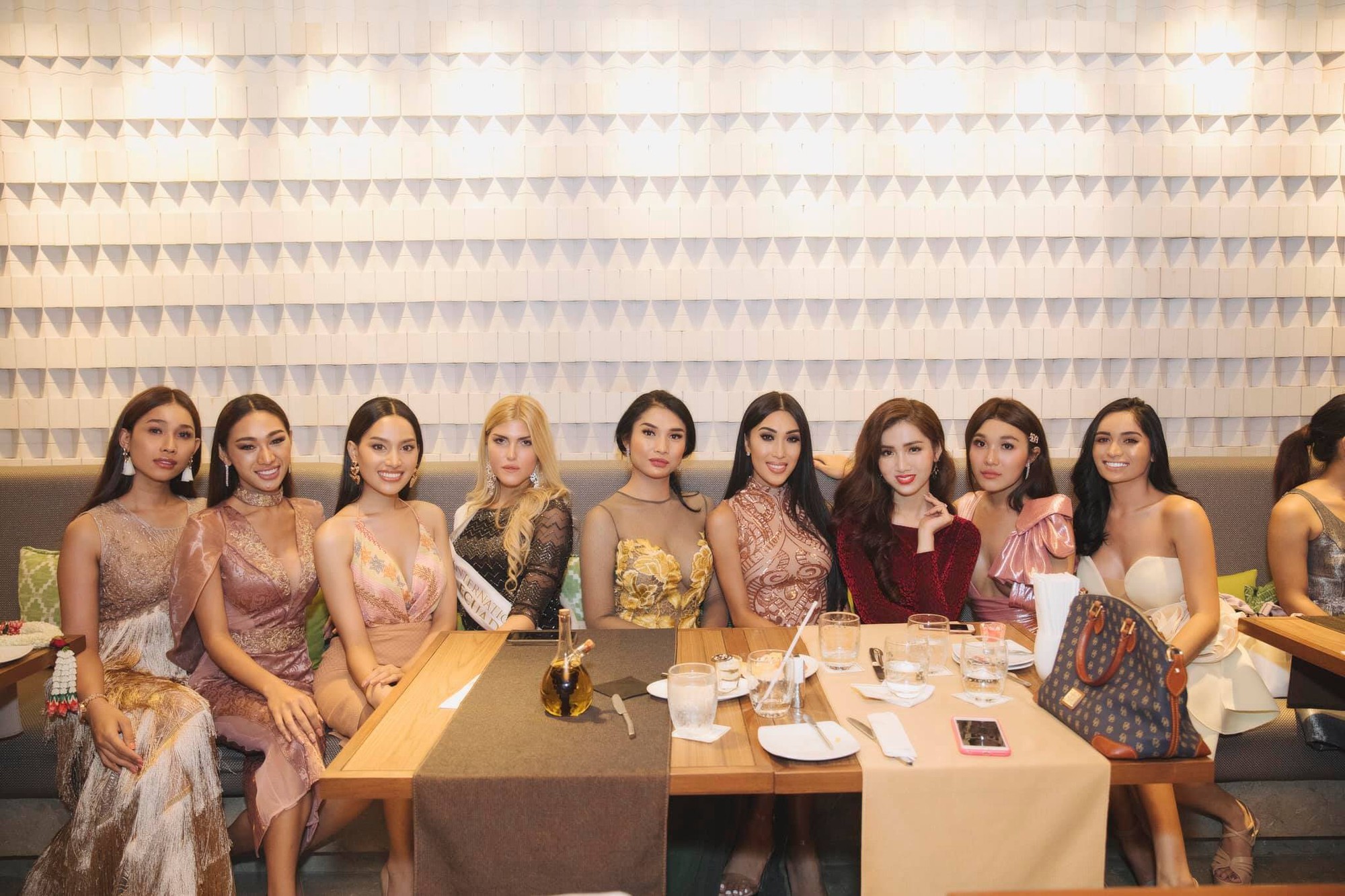 Đỗ Nhật Hà tại Miss International Queen: giải mã lý do không vượt qua được cái bóng của Hương Giang? - Ảnh 4. Đỗ Nhật Hà tại Miss International Queen: giải mã lý do không vượt qua được cái bóng của Hương Giang? - Ảnh 4.