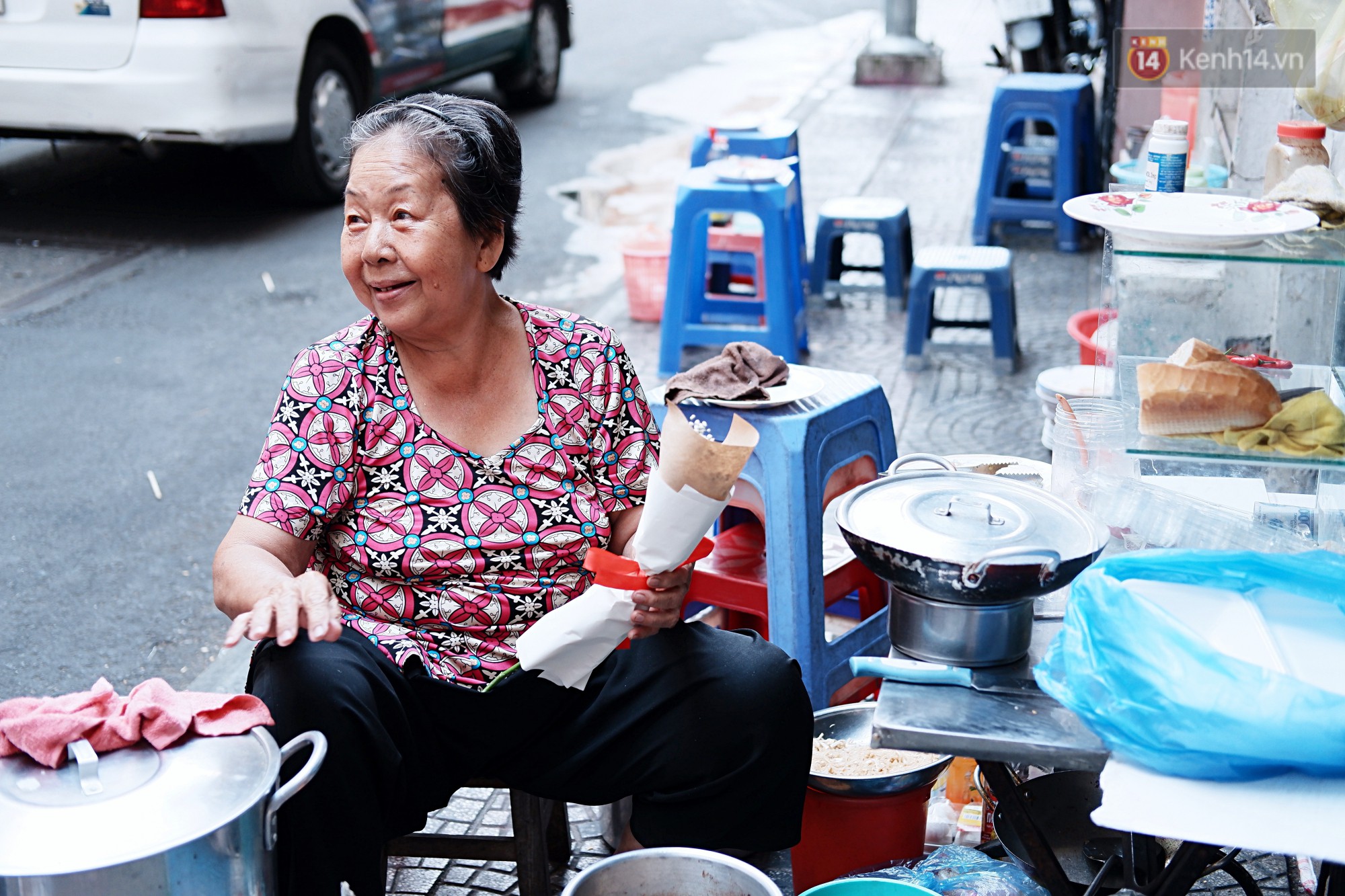 Nụ cười và giọt nước mắt của những người phụ nữ lam lũ trên đường phố Sài Gòn khi được tặng hoa 8/3 - Ảnh 2. Nụ cười và giọt nước mắt của những người phụ nữ lam lũ trên đường phố Sài Gòn khi được tặng hoa 8/3 - Ảnh 2.