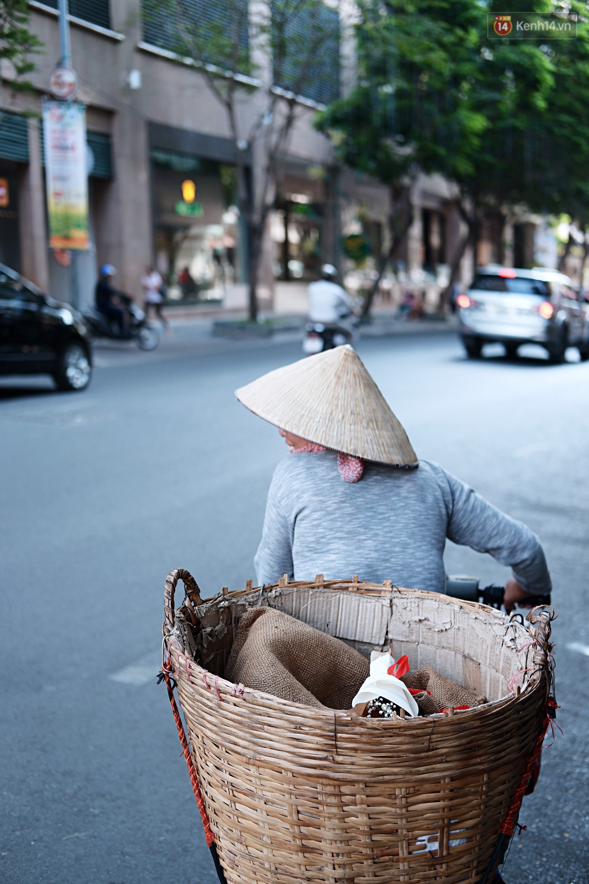 Nụ cười và giọt nước mắt của những người phụ nữ lam lũ trên đường phố Sài Gòn khi được tặng hoa 8/3 - Ảnh 9. Nụ cười và giọt nước mắt của những người phụ nữ lam lũ trên đường phố Sài Gòn khi được tặng hoa 8/3 - Ảnh 9.