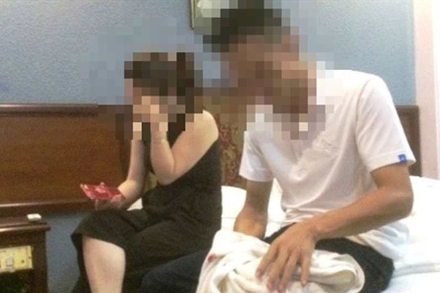 Mẹ nam sinh lớp 10 trong vụ việc vào khách sạn cùng cô giáo: Cực chẳng đã gia đình tôi mới đi tố cáo - Ảnh 1. Mẹ nam sinh lớp 10 trong vụ việc vào khách sạn cùng cô giáo: Cực chẳng đã gia đình tôi mới đi tố cáo - Ảnh 1.