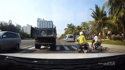 Xử lý nam thanh niên chở vợ, cầm gạch ném vỡ kính ô tô tải đang chạy trên đường phố Đà Nẵng - Ảnh 1.