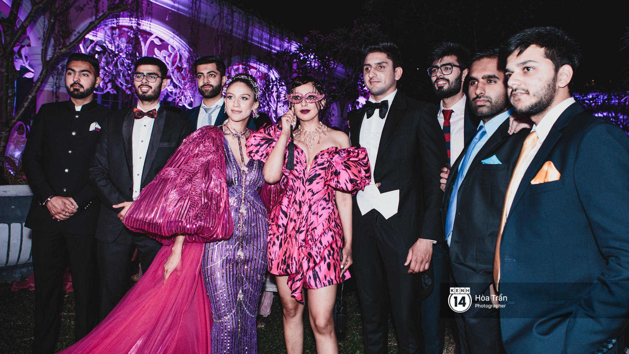 Cặp đôi tỷ phú Ấn Độ lộng lẫy cùng các khách mời đại gia vào đêm tiệc "Pink Party" đầu tiên ở Phú Quốc (+video) Hoatran-4197-1551979071490441102493