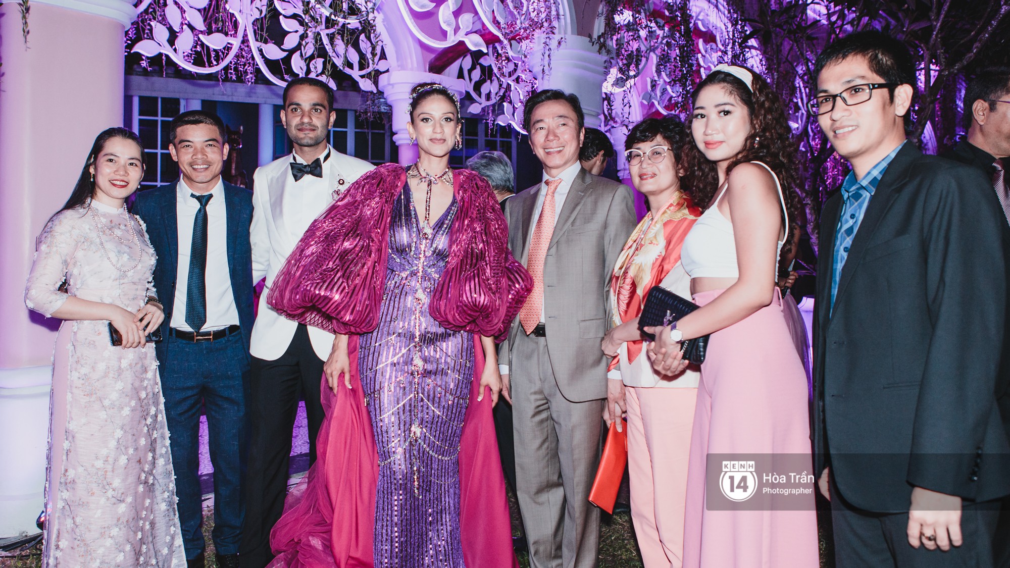 Cặp đôi tỷ phú Ấn Độ lộng lẫy cùng các khách mời đại gia vào đêm tiệc "Pink Party" đầu tiên ở Phú Quốc (+video) Hoatran-4237-1551979071492157963088